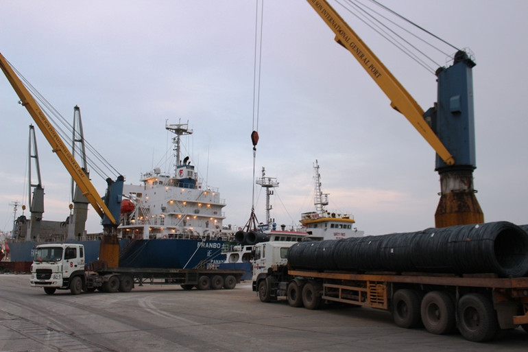 Bốc xếp thép tại Cảng quốc tế Nghi Sơn.