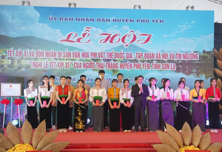 Chủ tịch Ủy ban nhân dân huyện Phù Yên tặng 20 suất học bổng cho các em học sinh có thành tích học tập xuất sắc.