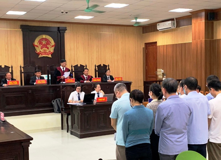 Hội đồng xét xử tuyên án.