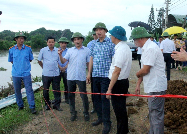 Lãnh đạo tỉnh Thanh Hóa cùng các ngành chức năng kiểm tra thực địa, chỉ đạo xử lý sự cố đê tả sông Càn, thuộc xã Nga Điền, huyện Nga Sơn.