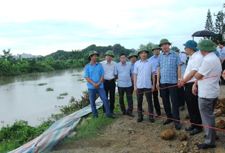 Lãnh đạo tỉnh Thanh Hóa kiểm tra, chỉ đạo khắc phục sự cố đê. Lãnh đạo tỉnh Thanh Hóa kiểm tra, chỉ đạo khắc phục sự cố đê.
