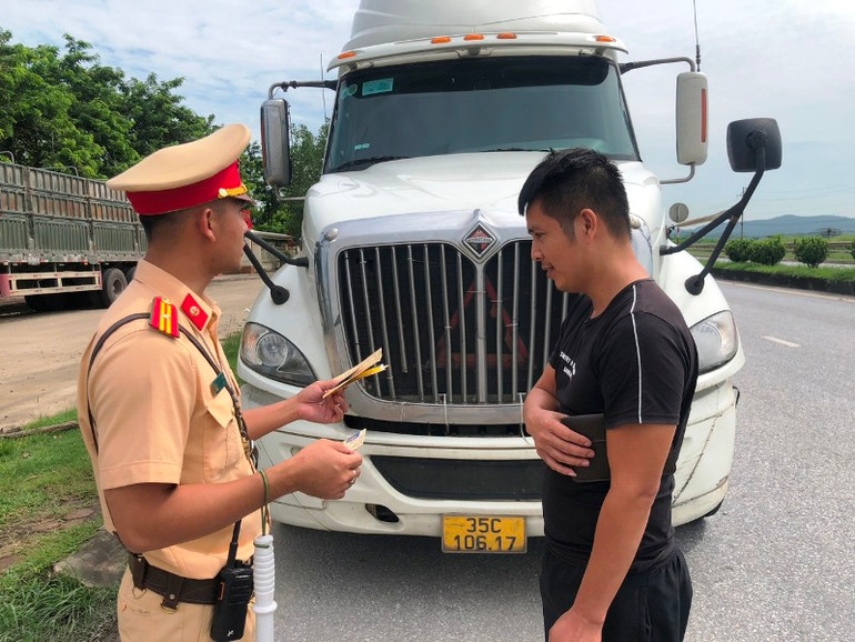 Công an huyện Hậu Lộc kiểm tra phương tiện chở hàng hóa bằng container.