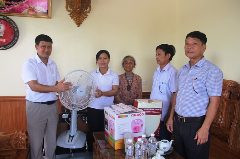 Cán bộ xã Thiệu Vũ trao quà tặng cho hộ nghèo ở khu tái định cư. Cán bộ xã Thiệu Vũ trao quà tặng cho hộ nghèo ở khu tái định cư.