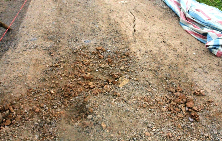 Những vết nứt trên mặt đê. Những vết nứt trên mặt đê.