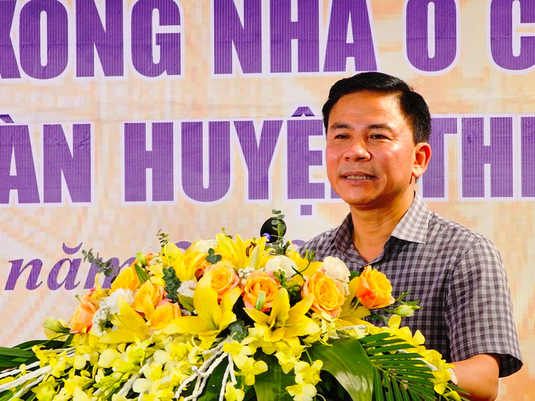 Bí thư Tỉnh ủy Thanh Hóa phát biểu tại lễ hoàn thành cấp đất, hỗ trợ xây dựng nhà ở cho hộ nghèo tại khu tái định cư ở xã Thiệu Vũ. Bí thư Tỉnh ủy Thanh Hóa phát biểu tại lễ hoàn thành cấp đất, hỗ trợ xây dựng nhà ở cho hộ nghèo tại khu tái định cư ở xã Thiệu Vũ.