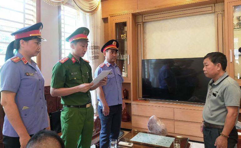 Cơ quan Cảnh sát điều tra Công an tỉnh Thanh Hóa thi hành quyết định bắt tạm giam bị can Nguyễn Mạnh Sơn.