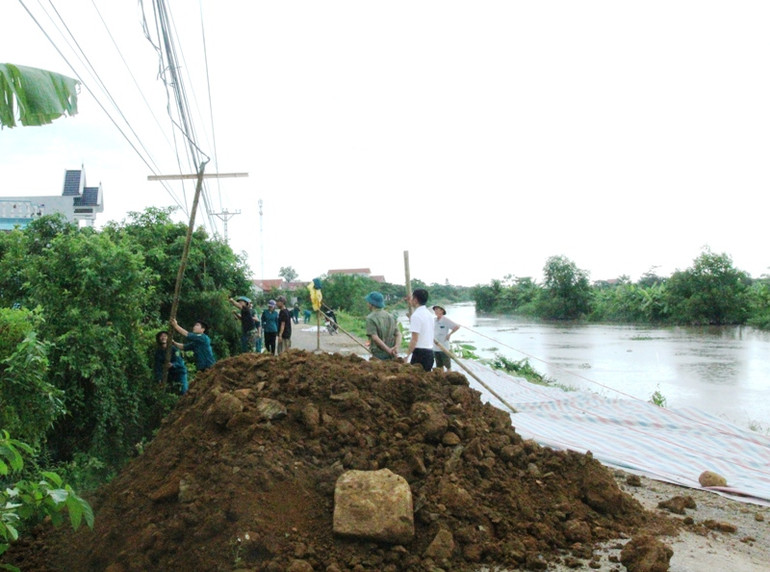 Huyện Nga Sơn xử lý sự cố đê theo phương án "4 tại chỗ". Huyện Nga Sơn xử lý sự cố đê theo phương án "4 tại chỗ".