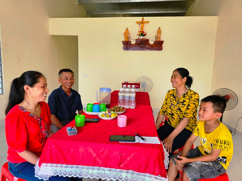 Niềm vui của một hộ vạn chài, lên bờ tái định cư. Niềm vui của một hộ vạn chài, lên bờ tái định cư.