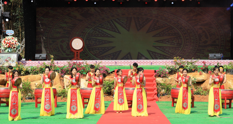 Biểu diễn trống giàn tại lễ hội Chí Linh Sơn. Biểu diễn trống giàn tại lễ hội Chí Linh Sơn.