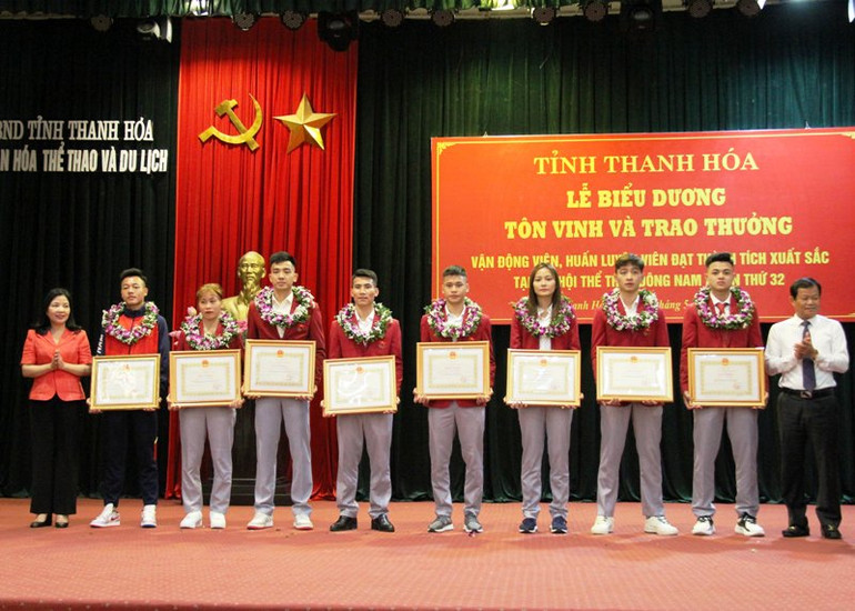 Lãnh đạo Hội đồng nhân dân và Mặt trận Tổ quốc tỉnh Thanh Hóa trao tặng Bằng khen cho các vận động viên đoạt huy chương tại SEA Games 32. Lãnh đạo Hội đồng nhân dân và Mặt trận Tổ quốc tỉnh Thanh Hóa trao tặng Bằng khen cho các vận động viên đoạt huy chương tại SEA Games 32.