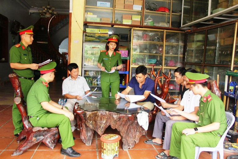 Công an huyện Như Xuân tuyên truyền, khuyến cáo người dân cảnh giác với những thủ đoạn lừa đảo qua internet.