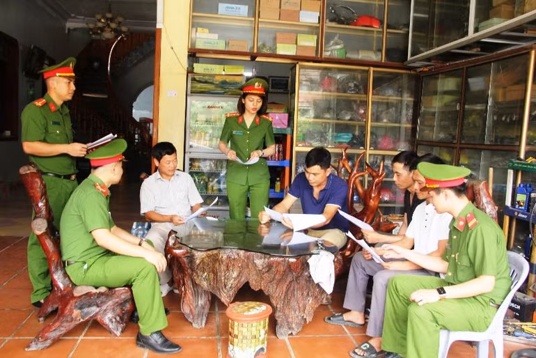 Công an huyện Như Xuân tuyên truyền, khuyến cáo người dân cảnh giác với những thủ đoạn lừa đảo qua internet.