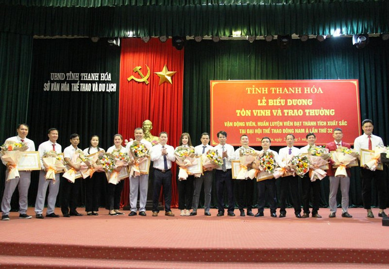 Lãnh đạo Ban Tuyên giáo Tỉnh ủy và Ngành văn hóa-thể thao và du lịch trao Bằng khen, tặng hoa cho các huấn luyện viên có vận động viên đoạt huy chương tại SEA Games 32. Lãnh đạo Ban Tuyên giáo Tỉnh ủy và Ngành văn hóa-thể thao và du lịch trao Bằng khen, tặng hoa cho các huấn luyện viên có vận động viên đoạt huy chương tại SEA Games 32.