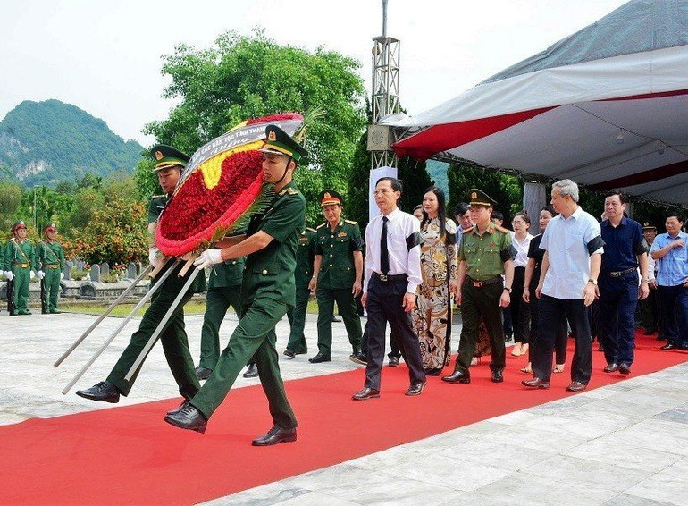 Đoàn đại biểu tỉnh Thanh Hóa dâng hoa tưởng niệm các liệt sĩ.