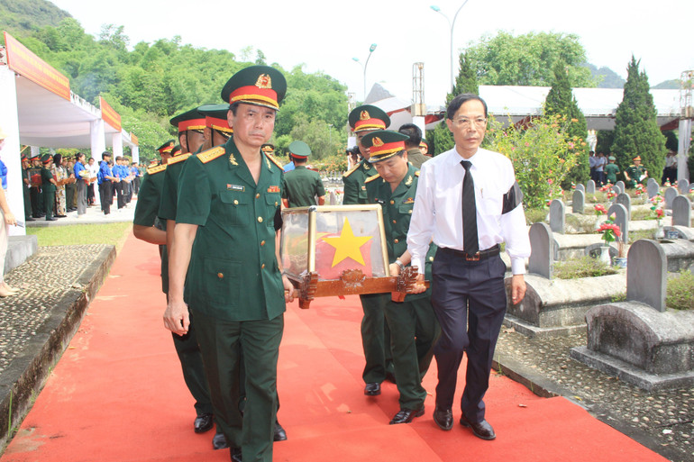 Các đại biểu di chuyển hài cốt các liệt sĩ đến khu vực an táng.