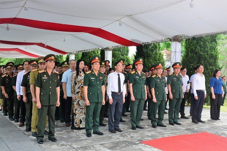 Các đại biểu dự lễ truy điệu các liệt sĩ.