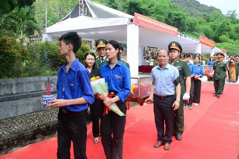 Lãnh đạo các ngành cùng nhân dân di chuyển, lần lượt an táng hài cốt liệt sĩ tại Nghĩa trang Liệt sĩ quốc tế Đồng Tâm.