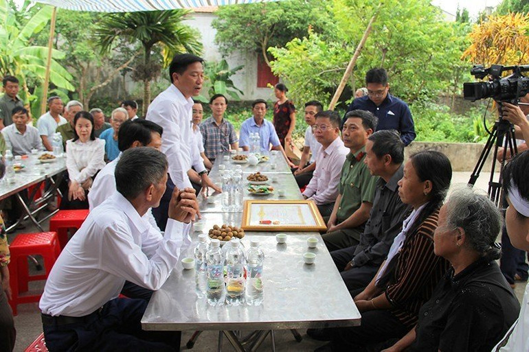 Các thành viên đoàn công tác cùng đại diện cấp ủy, chính quyền cơ sở, người dân địa phương tham dự buổi lễ.