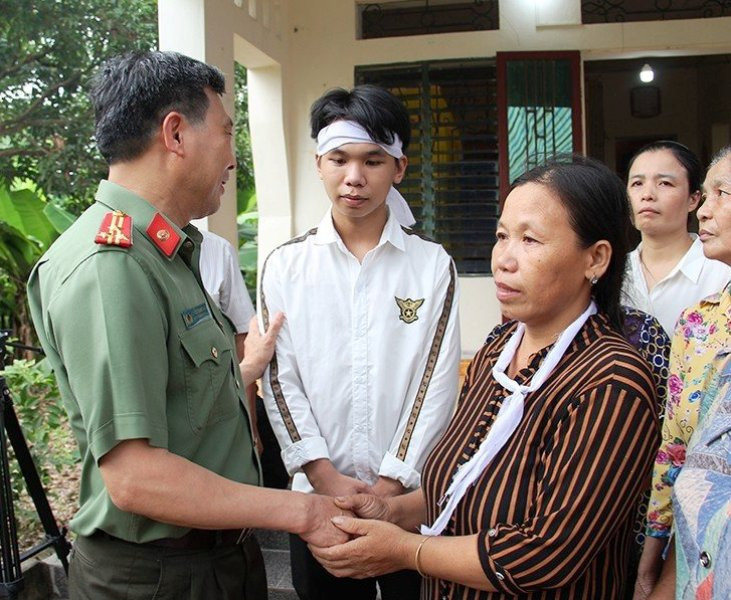 Thành viên đoàn công tác động viên người thân Phạm Ngọc Anh.