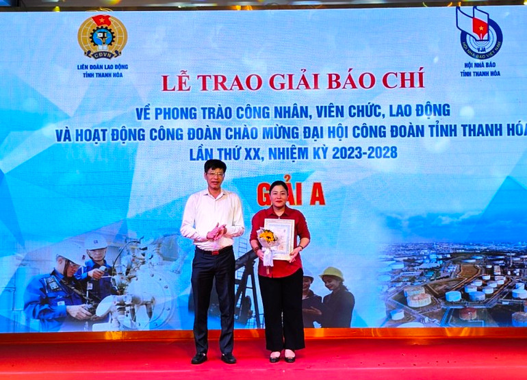 Chủ tịch Hội Nhà báo tỉnh Thanh Hóa trao giải A cho tác giả có tác phẩm đạt giải.