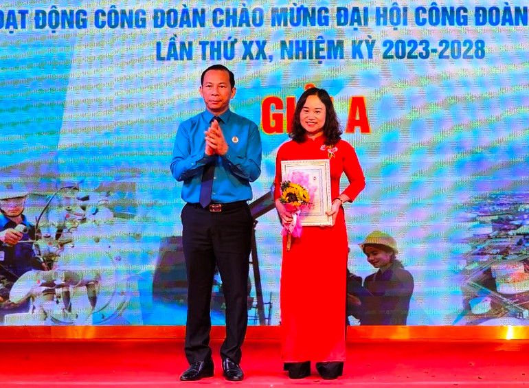 Chủ tịch Liên đoàn Lao động tỉnh Thanh Hóa trao giải A cho tác giả có tác phẩm đoạt giải.