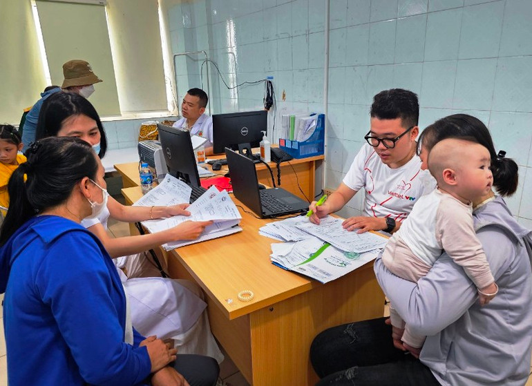 Các y, bác sĩ tư vấn, hướng dẫn sàng lọc, điều trị bệnh cho trẻ em.