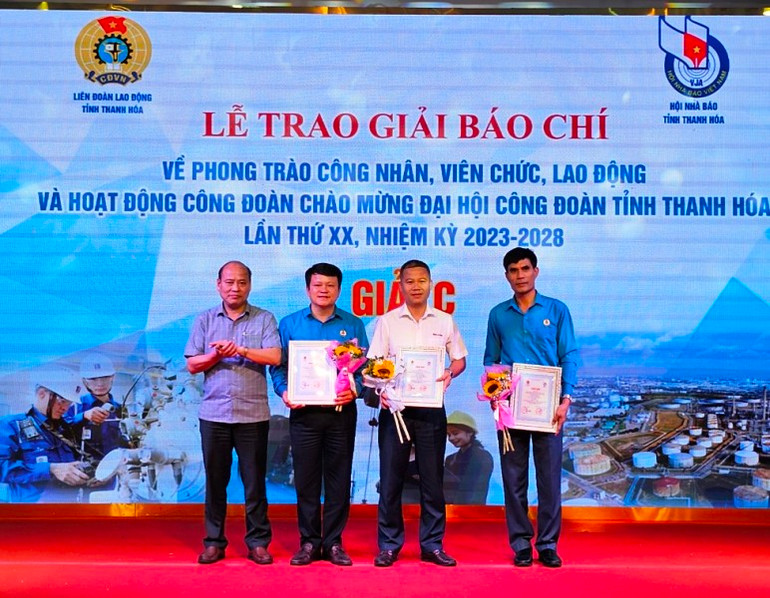 Lãnh đạo Sở Thông tin và Truyền thông tỉnh Thanh Hóa trao giải C cho các tác giả có tác phẩm đạt giải.