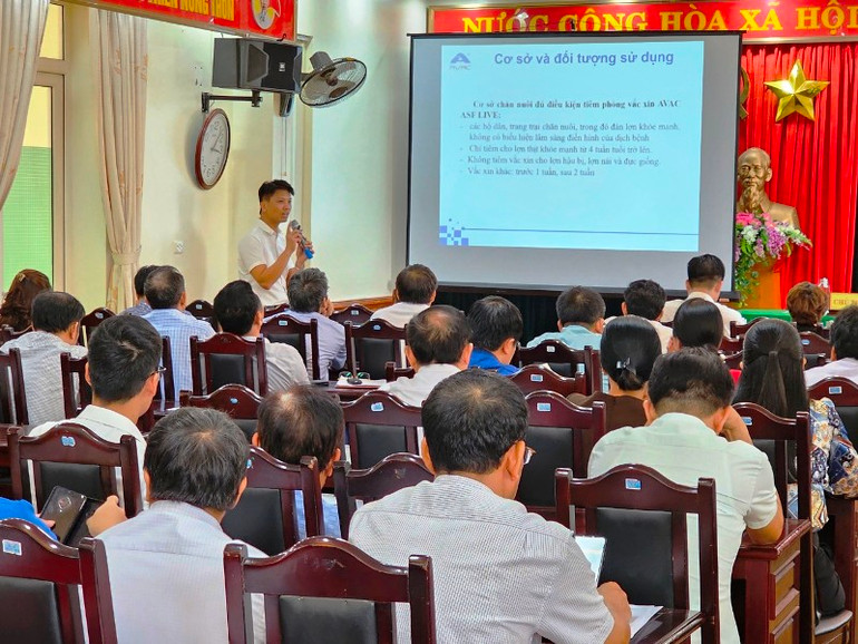 Đại diện doanh nghiệp trao đổi, hướng dẫn sử dụng vaccine phòng dịch tả lợn châu Phi.