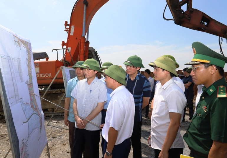 Lãnh đạo tỉnh Thanh Hóa nghe báo cáo tiến độ thực hiện dự án chống sạt lở, xâm thực bờ biển khu vực Lạch Hới, thuộc xã Hoằng Phụ, huyện Hoằng Hoá.