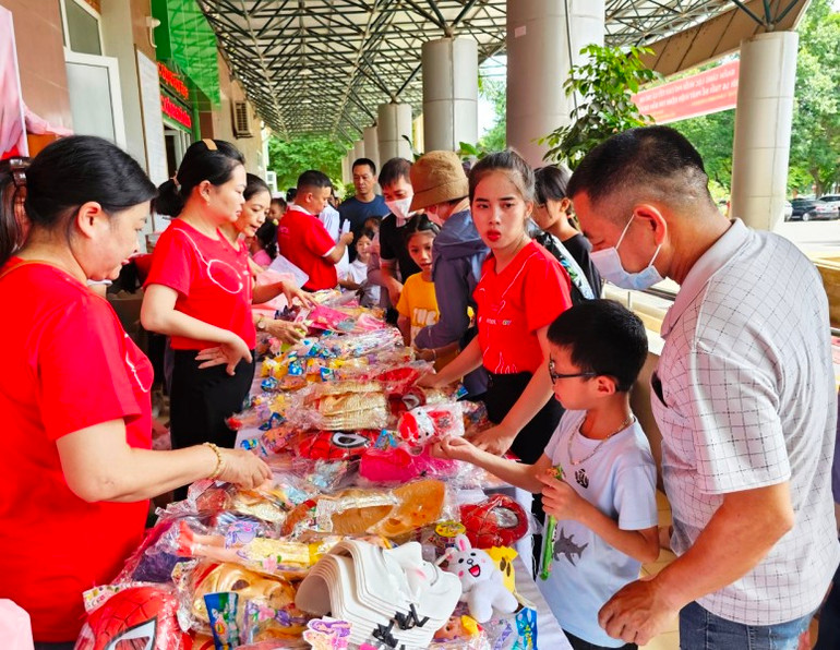 Trẻ em đến khám bệnh được chọn, tặng đồ chơi phù hợp với lứa tuổi.