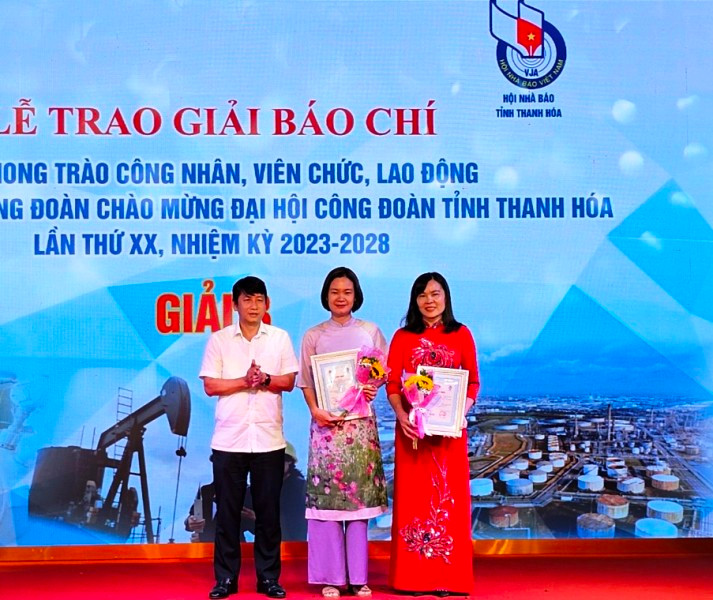 Tổng biên tập Báo Thanh Hóa trao giải B cho các tác giả có tác phẩm đoạt giải.
