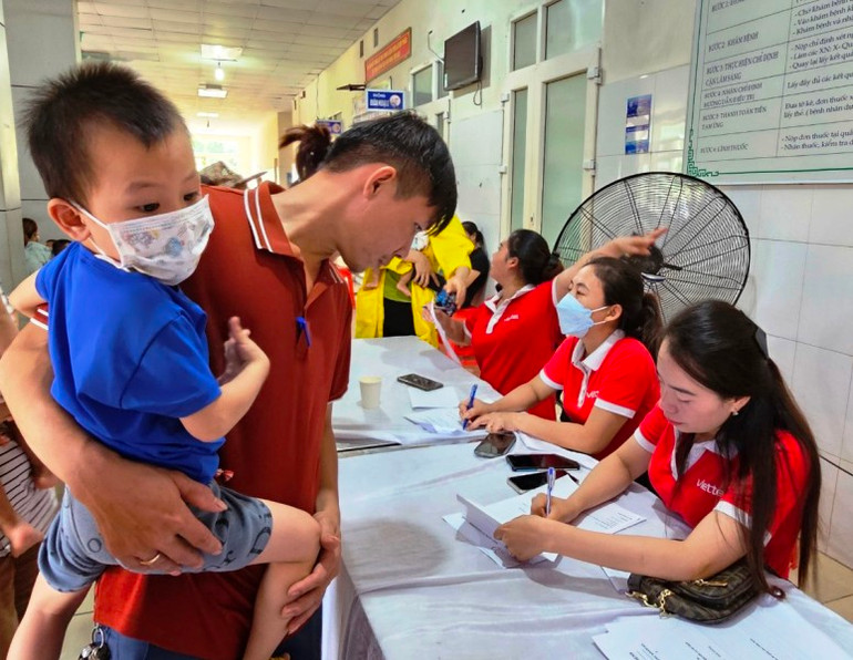 Phụ huynh đăng ký khám sàng lọc bệnh tim cho trẻ em.