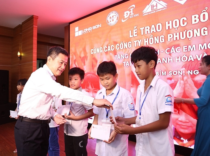 Lãnh đạo Công ty TNHH Long Sơn trao học bổng cho học sinh nghèo hiếu học.