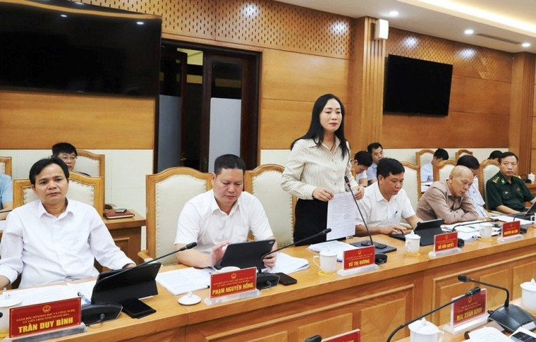 Giám đốc Sở Lao động-Thương binh và Xã hội Thanh Hóa thảo luận tình hình kinh tế-xã hội trong tỉnh.