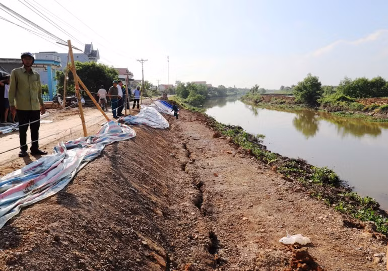 Trước mắt, huyện Nga Sơn cắt cơ đê, hạ mặt đê, hạn chế sạt trượt.