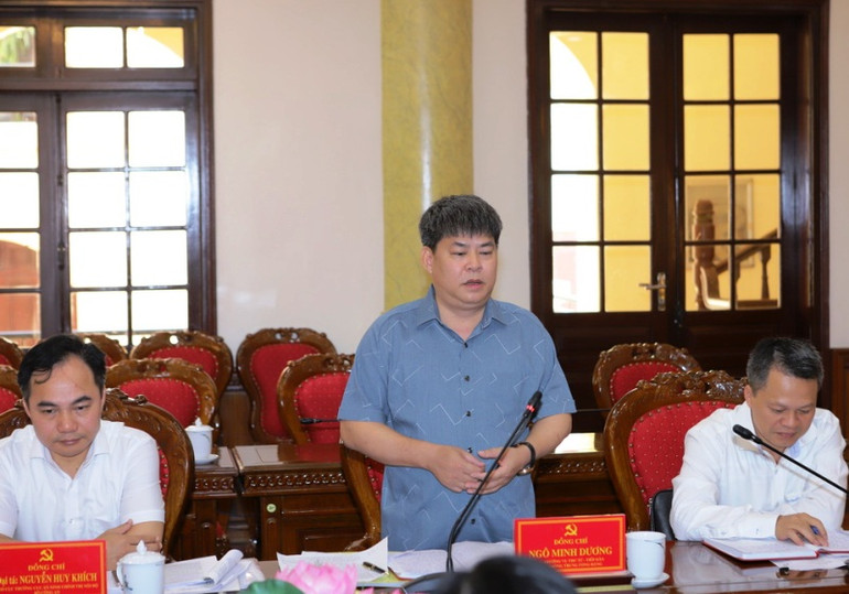 Thành viên đoàn công tác trao đổi tại buổi làm việc. Thành viên đoàn công tác trao đổi tại buổi làm việc.