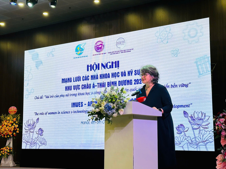 TS Sarah Peers, Chủ tịch INWES, phát biểu tại Hội nghị.