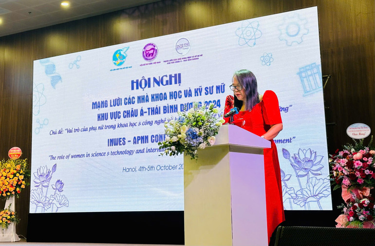 TS Juana T. Tapel phát biểu.