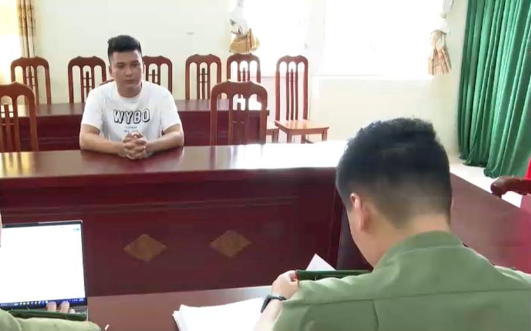 Đối tượng Nguyễn Văn Đông làm việc với cơ quan điều tra. (Ảnh Công an cung cấp)