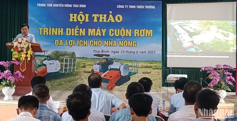 Đại diện Trung tâm Khuyến nông tỉnh Thái Bình cho rằng, máy cuộn rơm là giải pháp khả thi để xử lý nhanh lượng rơm rạ tồn tại trên cánh đồng sau thu hoạch.