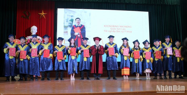 Trao bằng tốt nghiệp ngành Bác sĩ đa khoa cho lưu học sinh Lào.