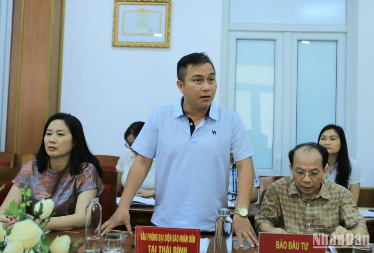 Phóng viên Báo Nhân Dân đặt câu hỏi tại buổi họp báo. Phóng viên Báo Nhân Dân đặt câu hỏi tại buổi họp báo.