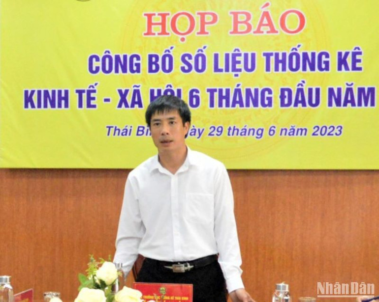 Ông Tăng Bá Phúc, Cục trưởng Cục Thống kê tỉnh Thái Bình trả lời câu hỏi của phóng viên. Ông Tăng Bá Phúc, Cục trưởng Cục Thống kê tỉnh Thái Bình trả lời câu hỏi của phóng viên.