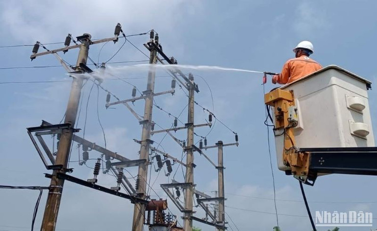 Điện lực Thái Bình triển khai thực hiện vệ sinh cách điện đang mang điện bằng nước áp lực cao để bảo đảm độ ổn định cung cấp điện.