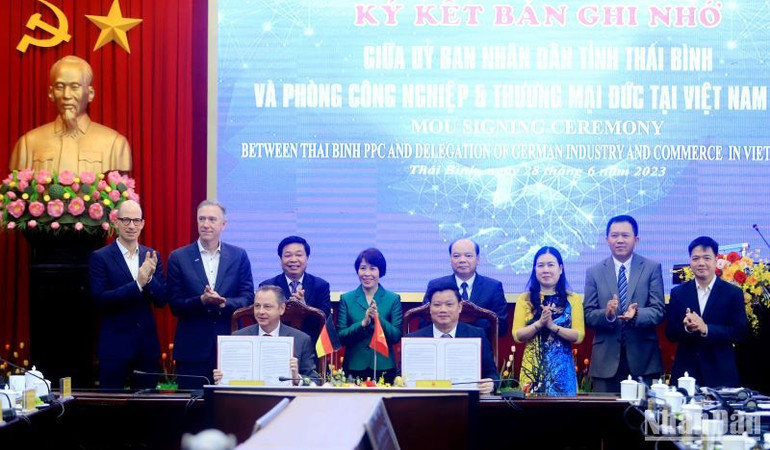Ủy ban nhân dân tỉnh Thái Bình và Phòng Công nghiệp và Thương mại Đức tại Việt Nam ký kết biên bản ghi nhớ hợp tác đầu tư.