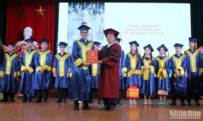 Trao bằng tốt nghiệp ngành Bác sĩ đa khoa cho lưu học sinh Campuchia.