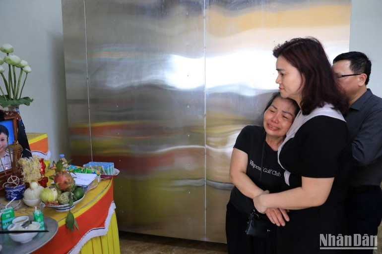 Đại diện Bộ Giáo dục và Đào tạo về thăm hỏi và thắp hương trước di ảnh cháu bé xấu số.