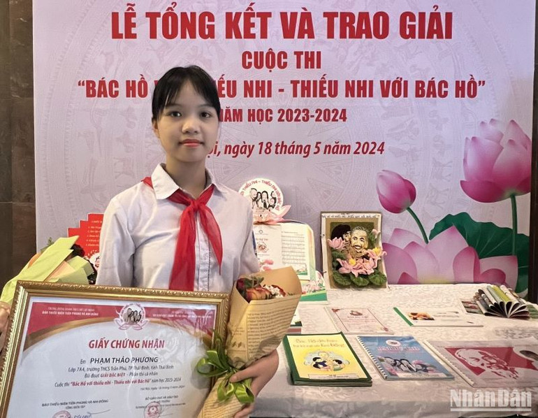 Với sự đồng hành, động viên kịp thời của người cha, em Phạm Thảo Phương đã nỗ lực hoàn thành bài dự thi có độ dày 125 trang và 127 trang ký quyết tâm thực hiện theo lời Bác của học sinh trong toàn trường.