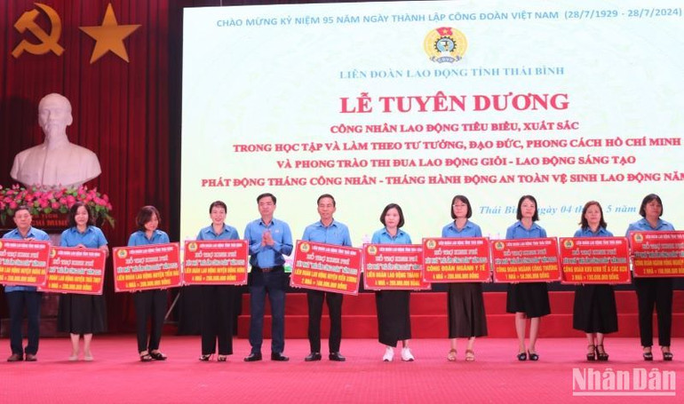 Liên đoàn Lao động tỉnh Thái Bình trao biểu trưng gần 2 tỷ đồng hỗ trợ xây nhà Mái ấm Công đoàn cho 39 đoàn viên có hoàn cảnh khó khăn về nhà ở.