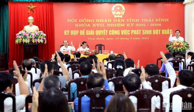 Các đại biểu Hội đồng nhân dân tỉnh Thái Bình biểu quyết thông qua các Nghị quyết quan trọng về phát triển kinh tế-xã hội.